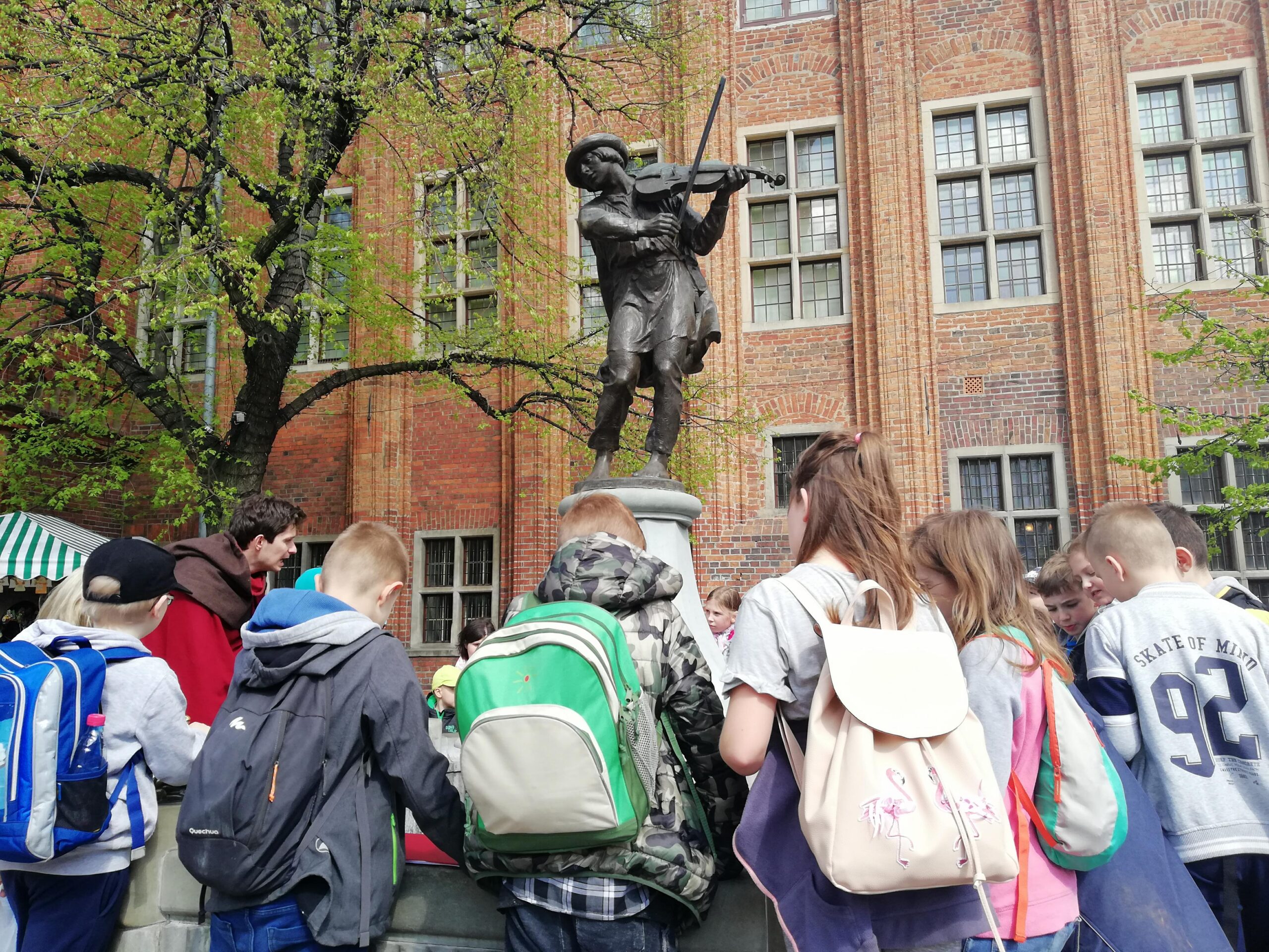 Którą atrakcję wybrać dla starszych, a którą dla młodszych uczniów? Z naszym zestawieniem nie zgubicie się w gąszczu gier, pokazów i spacerów.  Prezentujemy listę z podziałem na grupy wiekowe, zapraszamy!
